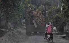 Cận cảnh xe quá tải "xé nát" đường vào Đắk Nhoong