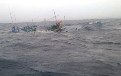 Chìm 2 tàu cá, cứu được 7 ngư dân gặp nạn trên biển