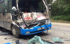 Xe khách tông đuôi xe tải chở mía, 6 người bị thương