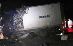 Ô tô tải và xe khách tông nhau, 14 người thương vong trong đêm