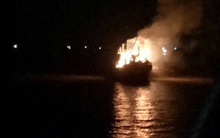 Tàu cá của ngư dân Thanh Hóa bốc cháy dữ dội trong đêm