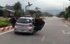 Sự thật taxi ở Thanh Hóa mở bung cửa chạy trên đường