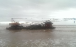 Bão số 2: Hai sà lan trôi dạt vào bờ biển Thanh Hóa