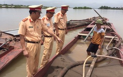 Bắt giữ 4 tàu khai thác cát trái phép trên sông Đáy