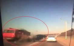 Video tài xế vượt ẩu, mất lái gặp tai nạn kinh hoàng