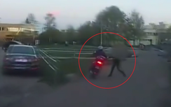 Cô gái dùng túi xách hạ gục nghi phạm bỏ trốn bằng xe máy