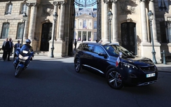 Tổng thống Pháp diễu hành bằng Peugeot 5008 tối tân nhất thế giới