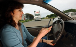 Sử dụng điện thoại khi lái xe nguy hiểm thế nào?