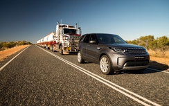 Kinh ngạc Land Rover Discovery kéo đoàn xe nặng 110 tấn