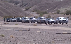 Đoàn xe BMW và Rolls-Royce Cullinan hành quân ở Thung Lũng Chết