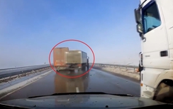 Video: Xe quân sự Nga thoát nạn kỳ diệu trên cao tốc
