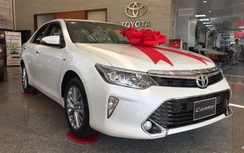 Toyota Camry thêm màu mới, tăng giá 8 triệu đồng