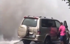 Đổ nhầm xăng vào ô tô chạy dầu khiến xe bốc khói mù mịt