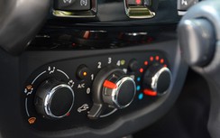 Ô tô bật điều hòa hay mở cửa thì tiết kiệm nhiên liệu hơn?