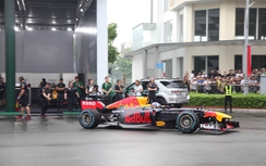 Mãn nhãn xe đua F1 đốt lốp trên đường phố Sài Gòn