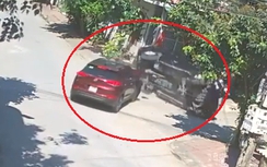 Video: Thiếu quan sát, Hyundai Tucson đâm lật Ford Ranger