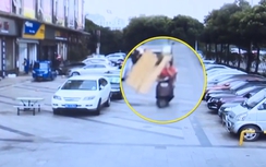 Video: Lái xe vỡ đầu do trúng giát giường từ trên trời rơi xuống