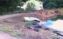Video: Nhầm chân ga và phanh, tài xế lùi thẳng xe xuống hồ