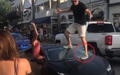 Video: Trèo lên capo chụp ảnh làm vỡ kính siêu xe Lamborghini