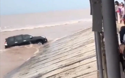 Video: Toyota Land Cruiser Prado giỡn sóng biển, suýt bị cuốn trôi