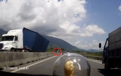 Video: Tránh Ford EcoSport ngược chiều, container lật nhào trên quốc lộ