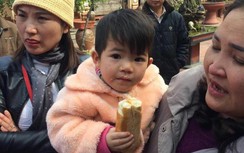 Bé gái 2 tuổi bị mẹ bỏ rơi trước cổng chùa cùng lá thư