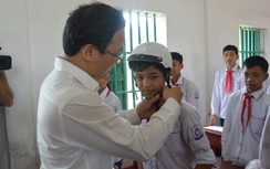 Tặng 1.000 MBH cho học sinh huyện Kim Sơn, Ninh Bình