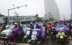 Hà Nội: Khách đội mưa, rét đổ ra bến xe ngày đầu nghỉ Tết
