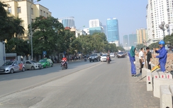 Vẻ khác lạ của đường Nguyễn Chí Thanh sau xén dải phân cách