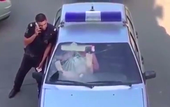 Video: Bị bắt, cô gái đạp vỡ cửa kính xe cảnh sát