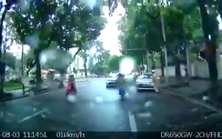 Video: CSGT Hà Nội suýt bị hất lên nắp capo