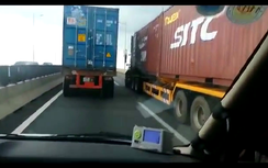 Video:Xe container dàn hàng, chạy "rùa bò" trên cao tốc gây ùn tắc