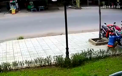 Video: Trộm xe Exciter bất thành bị dân cầm gậy đuổi trối chết
