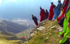 Video: Phát hoảng trò chơi mạo hiểm nhảy từ núi cao 2.500m