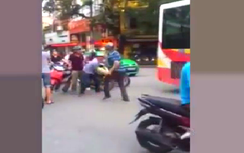 Video: Tung chưởng giữa phố chỉ vì va chạm giao thông