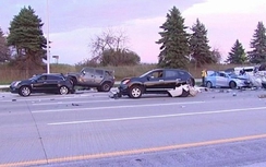 Video: Xe đầu kéo đâm 6 xe con trên cao tốc ở Mỹ