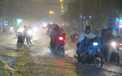 Sài Gòn lại mưa lớn, nước chảy như lũ trên Xa lộ Hà Nội