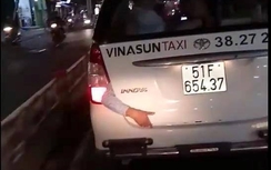 Clip cánh tay thò ra từ cốp sau taxi Vinasun gây sốc