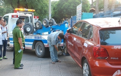 TP.HCM: Ô tô bị cẩu về phường xử phạt vì leo lề đường