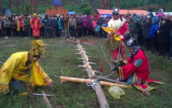 Rợn người xem lễ hội leo gươm, lội than hồng tại Quảng Ninh