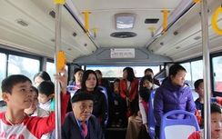 Bắc Ninh: Dân xếp hàng đi tour du lịch miễn phí bằng xe buýt