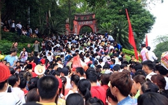 Hàng triệu người chen lấn, xẻ rừng, leo trèo vào dự lễ Đền Hùng