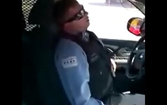 Cảnh sát nguy cơ mất việc vì ngủ trong xe tuần tra