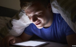 Đọc sách điện tử ban đêm: Thói quen hại sức khỏe