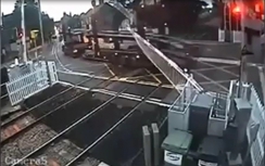 Bất chấp đèn cảnh báo, lái xe tải phá nát rào chắn đường ray