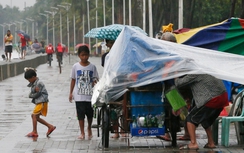 Bão Sarika càn quét Philippines: 2 người chết, hàng ngàn người bị cô lập