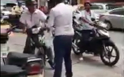 Sài Gòn: Ông Tây gào thét, không cho xe máy đi trên vỉa hè