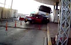 Video: Xe tải mất lái đâm biến dạng ô tô trước trạm thu phí