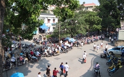 Dân than phiền vì Bệnh viện Bạch Mai đóng cửa bãi gửi xe
