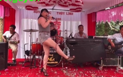 Video: Cười té ghế màn "hét múa" chồm chồm của "ca sỹ đám cưới"